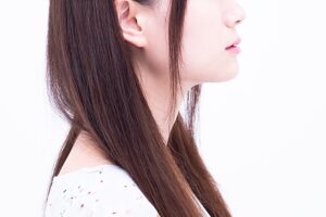 花粉症の辛い症状に悩んでいる女性。