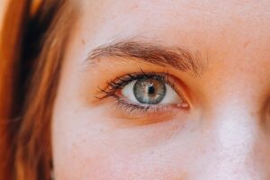 ドライアイの症状チェックのために、眼科医による視診や検査を受けている患者の目の様子
