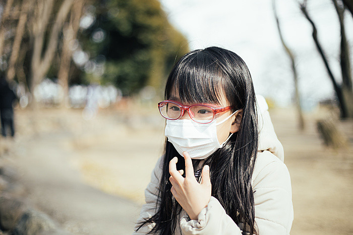 マスクをしている子供の写真