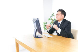 目のかすみの原因やドライアイとの関係を特定し、適切な対策を決定するために、医師による診察や相談を受ける男性の様子