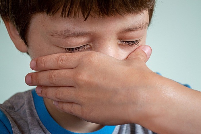 ドライアイで辛そうな少年の写真
