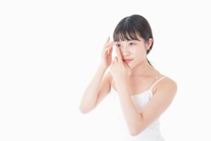 花粉症シーズンのコンタクトレンズによる影響を特定し、目に優しい装用方法やケアのコツについて医師による診察や指導を受けている女性の様子