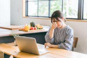 目のかすみの原因や対策について、オンライン眼科診療を通じて医師に相談している女性の様子