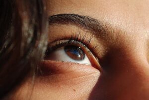 麦粒腫（ものもらい）の原因を特定するために、眼科でまぶたの状態を診察・検査している様子
