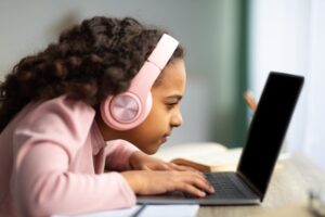 子どもの目の健康チェックリストに基づき、デジタルデバイス使用時の姿勢や目の状態について医師による診察やアドバイスを受けている子供の様子