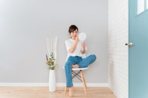 まぶたが腫れる原因（夏のものもらい）を特定し、適切な治療法を決定するために、医師による診察や相談を受けている女性の様子