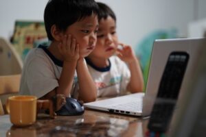 スマホ時代に子どもの目を守るための4つの習慣を決定するために、医師による診察やアドバイスを受けている子供の様子