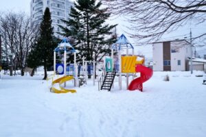 冬の紫外線による目の痛みや雪目の症状を特定し、適切な対処法を決定するために、医師による診察や相談を受けている様子