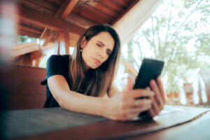 目がぼやける症状やピントが合わない原因を特定し、スマホ老眼への適切な対策を決定するために、医師による診察や専門的なアドバイスを受けている女性の様子の写真