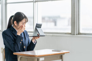 瞳のゴロゴロ感や見えない汚れの正体を特定し、適切なケアや治療法を決定するために、医師による診察や鏡を用いたセルフチェックの指導を受けている学生の様子