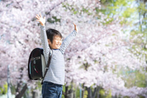 新学期に多い子どもの目の不調や見えにくさの原因を特定し、適切な対策や治療法を決定するために、医師による診察や相談を受けている様子の写真