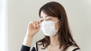 介護中で通院が困難な方が、花粉症による目の痒みの原因を特定し、オンライン診療を活用した適切な対策を決定するために、医師による診察や相談を受けている様子の写真