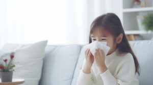 子どもの花粉症のサイン（鼻水や目の痒み）を特定し、目をこする・パチパチする原因や対策を決定するために、医師による診察や相談を受けている様子の写真
