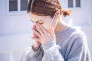 マスクだけでは防ぎきれない花粉による目の痒みや不快感の原因を特定し、快適な春を過ごすための適切な対策を決定するために、医師による診察や相談を受けている女性の様子の写真
